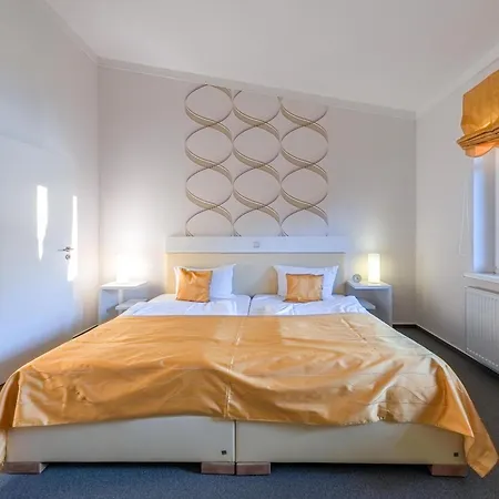 Fischadler - Mit Terrasse, Kamin, Bootsverleih & Seezugang Jabel